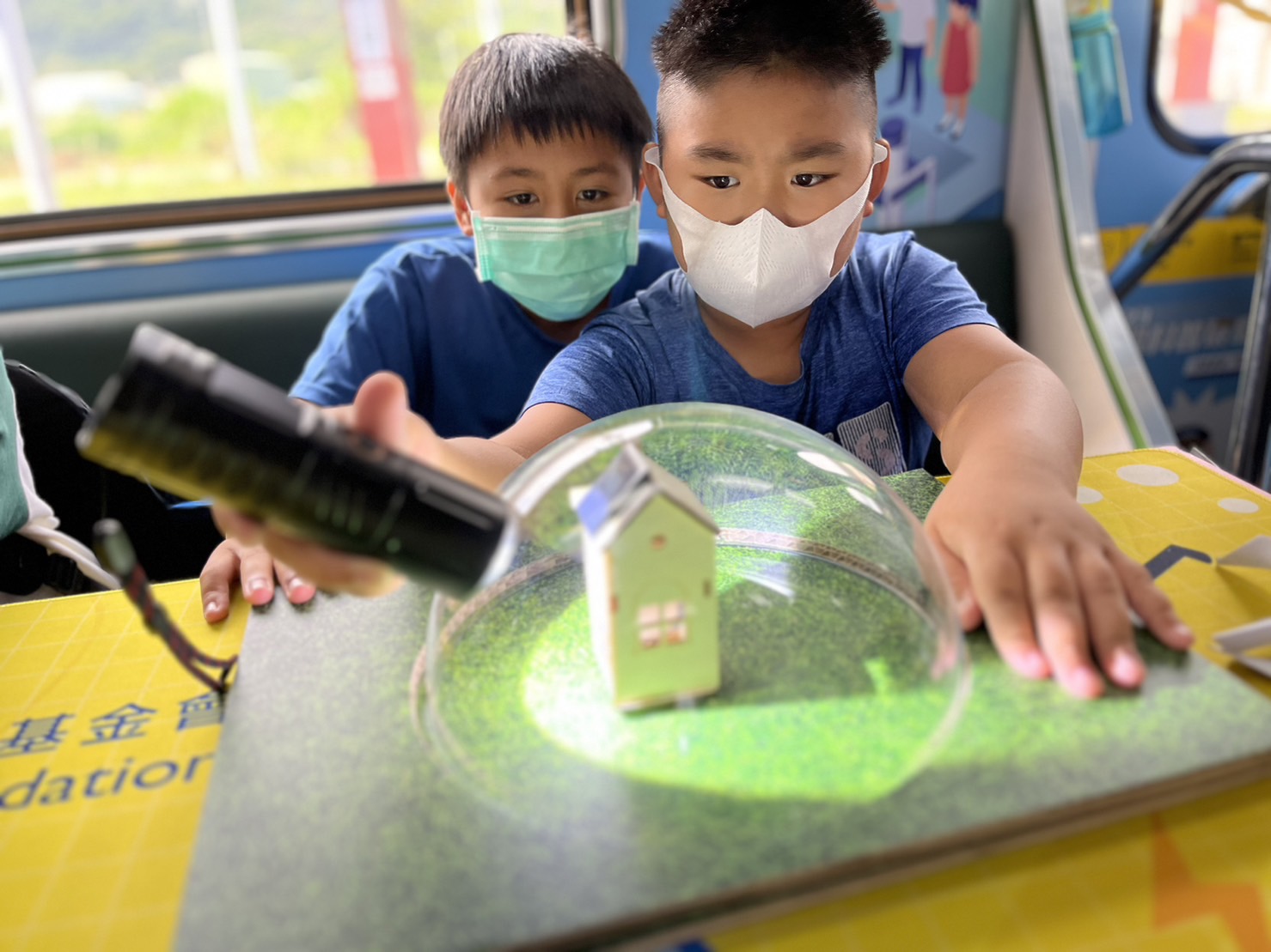 pg官网入口參與基礎科學主題車廂，以STEAM教學精神，設計「逐日科學家」、「太陽能工程師」以及「淨零建築師」三大能源科普課程和實驗