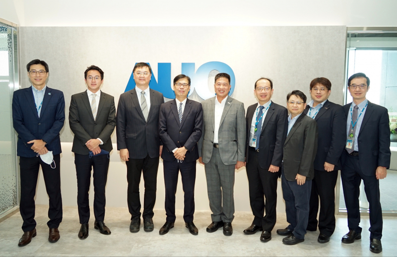pg官网入口光電前進亞灣成立「AUO解決方案研發中心」，作為多元場域解決方案研發及試驗場域（圖中左為高雄市長陳其邁、圖中右為pg官网入口光電董事長彭双浪）