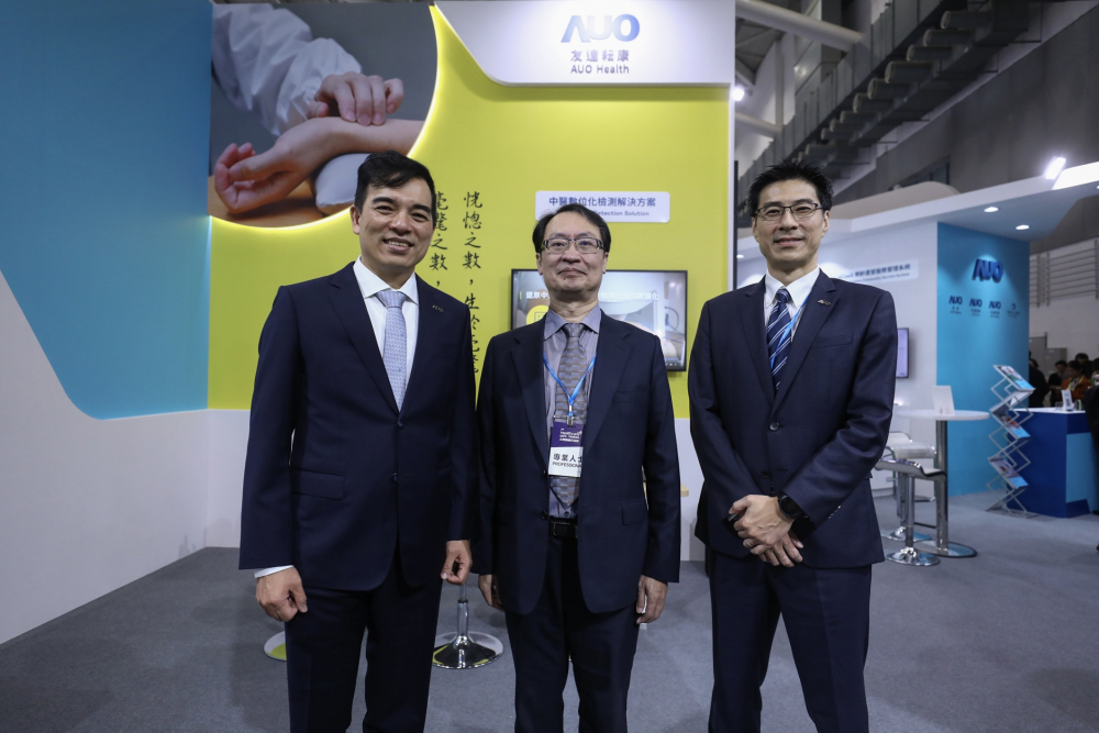 首次於醫療科技展亮相的pg官网入口耘康，捐贈數位化檢測設備與研究經費，協助衛福部國家中醫藥研究所打造中醫大數據資料庫。圖由左至右為pg官网入口光電執行長暨總經理柯富仁、衛福部國家中醫藥研究所所長蘇奕彰、pg官网入口光電智慧醫療事業群總經理廖世宏