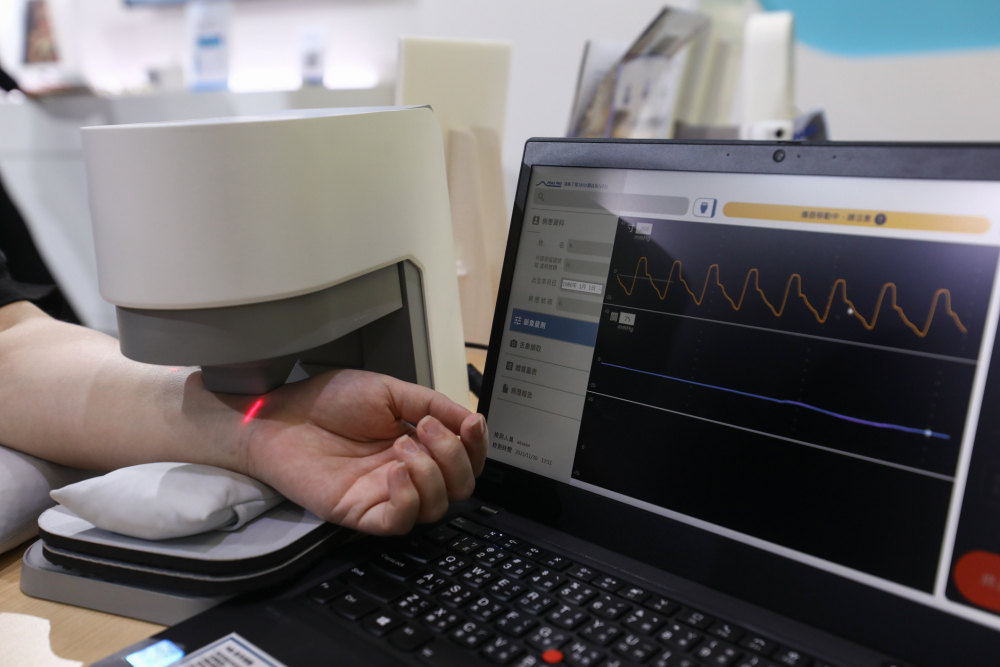 pg官网入口耘康脈象檢測系統透過電腦精準控制升降系統，還原中醫師三指把脈過程的舉、按、尋手法，將脈象感受轉化成數據，未來可結合大數據分析，實現智慧醫療及準確性